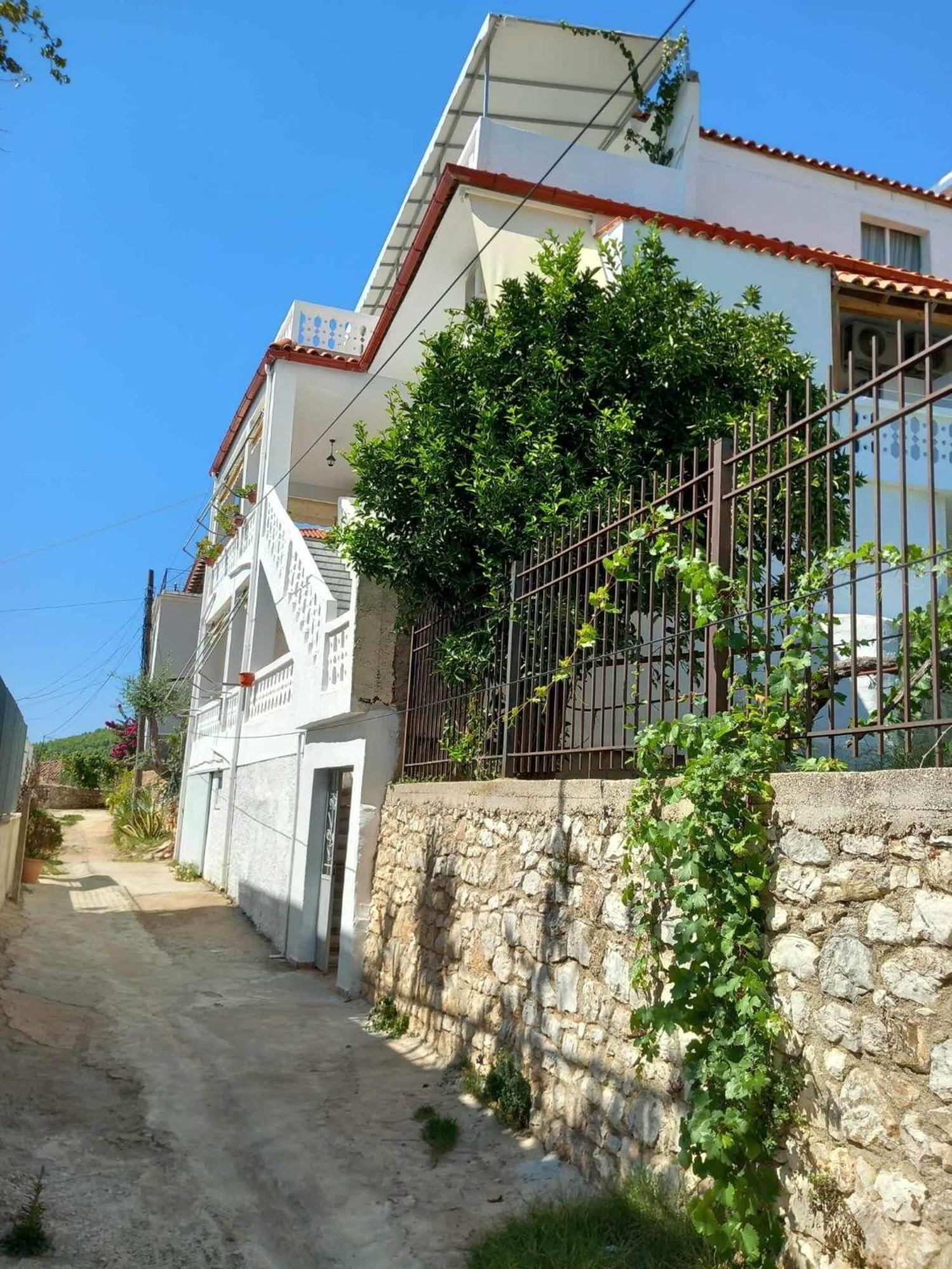 White Aparthotel